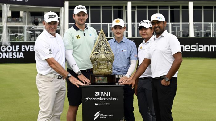 JAKARTA, INDONESIA: L-R - Lee Westwood of England, Bernd Wiesberger of Austria, Jazz Janewattananond of Thailand, Poom Saksansin of Thailand, Anirban Lahiri of India, Bernd Wiesberger of Austria, pictured on Tuesday, November 29, 2022, pose with the winner’s trophy on the 18th green ahead of the BNI Indonesia Masters, presented by Tunas Niaga Energi at the Royale Jakarta Golf Club, Jakarta, Indonesia. The season-ending event for the Asian Tour and the International Series has a prize fund of US$ 1.5 million and is being held from December 1-4, 2022. Picture by Paul Lakatos/Asian Tour.