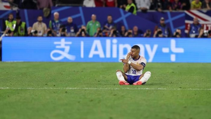 (240618) -- DUSSELDORF, June 18, 2024 (Xinhua) -- Kylian Mbappe of France reacts after being injured during the UEFA Euro 2024 Group D match between Austria and France in Dusseldorf, Germany, on June 17, 2024. (Xinhua/Pan Yulong)