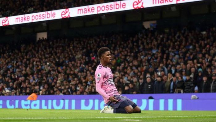MANCHESTER, ENGLAND - DECEMBER 31: Demarai Gray of Everton celebrates after scoring a goal to make it 1-1 during the Premier League match between Manchester City and Everton FC at Etihad Stadium on December 31, 2022 in Manchester, United Kingdom. (Photo by James Williamson - AMA/Getty Images)