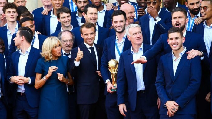 L equipe de france de football championne du monde 2018 au palais de l elysee avec le president macron et la premiere dame dans la jardin du palais 1000 enfants ont ete invites a partager la celebration des bleus