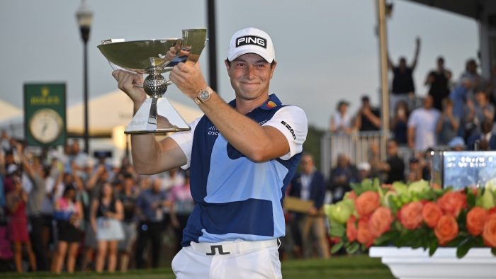 Viktor Hovland hoists the FedExCup. Credit Getty Images-min